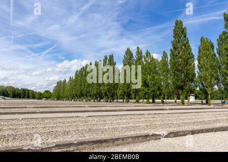 Vista generale sull'area della caserma presso l'ex campo di concentramento nazista tedesco di Dachau, Monaco, Germania. Foto Stock