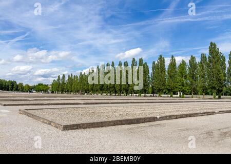 Vista generale sull'area della caserma presso l'ex campo di concentramento nazista tedesco di Dachau, Monaco, Germania. Foto Stock