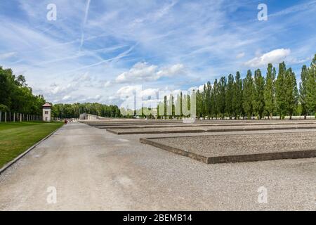 Vista generale sull'area della caserma presso l'ex campo di concentramento nazista tedesco di Dachau, Monaco, Germania. Foto Stock