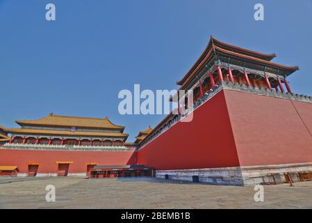 La porta Meridian, ingresso frontale alla Città Proibita, con due ali sporgenti. Pechino, Cina Foto Stock