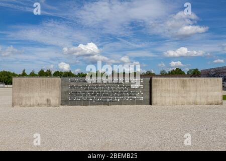 Muro commemorativo multilingue, parte del Monumento Internazionale presso l'ex campo di concentramento nazista tedesco di Dachau, Monaco di Baviera, Germania. Foto Stock