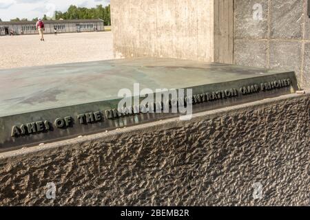 "Mai più" in cinque lingue sul monumento commemorativo Ignoto prigioniero presso l'ex campo di concentramento nazista tedesco di Dachau, Monaco, Germania. Foto Stock