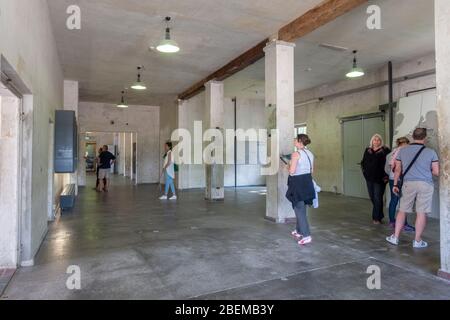 Vista generale dell'area espositiva all'interno dell'ex edificio di manutenzione dell'ex campo di concentramento nazista di Dachau, Monaco, Germania. Foto Stock