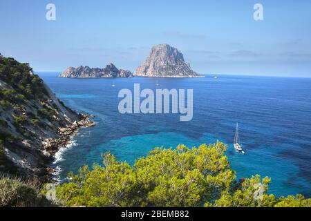 Vista dalla costa meridionale di Ibiza che mostra l'isola rock es Vedra. Bellissimo paesaggio con scogliere e acque turchesi. Isole Baleriche, Spagna. Foto Stock