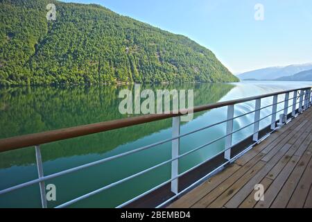 Il ponte di una nave mentre naviga lungo il Sognefjord o Sognefjorden, soprannominato il Re dei fiordi, è il fiordo più grande e profondo della Norvegia. Foto Stock