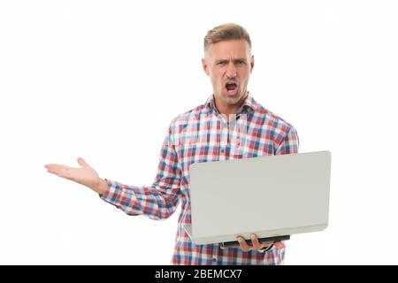 Avviso virus. Disperato uomo tenere il notebook isolato su bianco. Computer infettato da virus. Sistema di rilevamento virus. Software antivirus. Cybersicurezza. Malware. Virus informatico. Truffa sui social media. Foto Stock