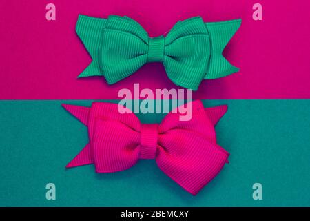 Clip per capelli belle e colorate per bambini e ragazzi su sfondo colorato. Foto Stock