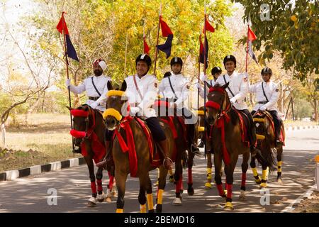 Chandigarh / India / 04 aprile 2017: Cavalieri indiani su cavalli in corso per strada Foto Stock