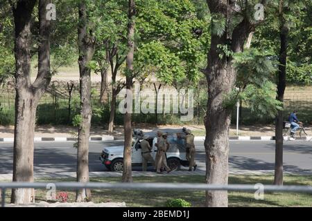 Chandigarh / India / 04 aprile 2017: Gruppo di militari in piedi accanto alla macchina in india Foto Stock