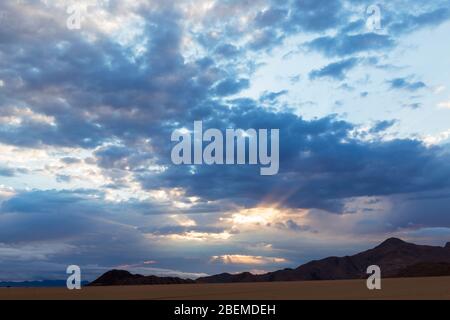 Il sole splende attraverso le lacune nelle nuvole Foto Stock