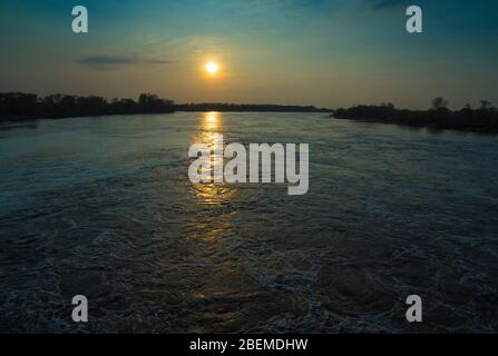 Tramonto sul fiume Elba nella Germania settentrionale. Foto Stock