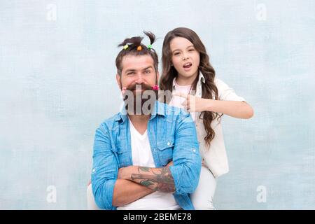 Mi rende felice. Figlia che crea i capelli dei padri. Bel padre con bambina. Buon padre e figlia. La bambina ama il suo papà. Buon giorno dei padri. Famiglia. Giorno dei padri con la figlia a casa. Foto Stock