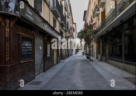 Madrid, Spagna - 11 aprile 2020 strade vuote di persone, negozi, ristoranti e bar chiusi dallo Stato di allarme per Covid-19. Foto Stock