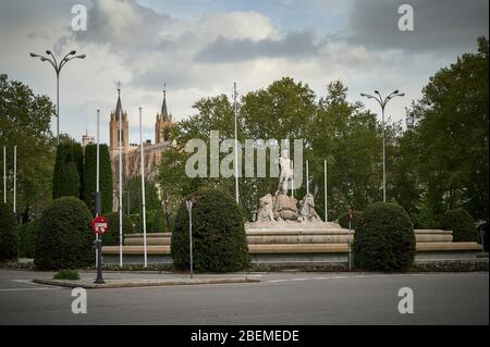 Madrid, Spagna - 11 aprile 2020 Plaza de Neptuno con la Chiesa dei Jerónimos senza popolo, dallo Stato di allarme di Covid-19. Foto Stock