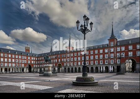 Madrid, Spagna - 11 aprile 2020 la Plaza Mayor vuota nello Stato di allarme per il coronavirus. Foto Stock