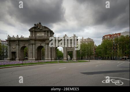 Madrid, Spagna - 11 aprile 2020 la Puerta de Alcalá si svuota nello Stato di allarme del Coronavirus. Foto Stock