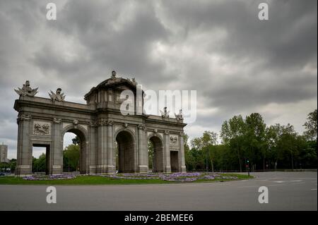 Madrid, Spagna - 11 aprile 2020 la Puerta de Alcalá si svuota nello Stato di allarme del Coronavirus. Foto Stock