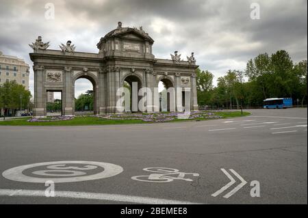 Madrid, Spagna - 11 aprile 2020 la Puerta de Alcalá si svuota nello Stato di allarme del Coronavirus. Foto Stock