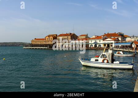 Ristoranti e caffè sulla costa di Ayvalik. Ci sono autentiche vecchie case in città. Mare e cielo blu. Foto Stock