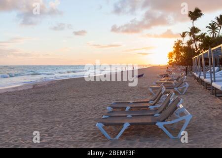 Presso Sunrise, Repubblica Dominicana, potrete usufruire di lettini sulla spiaggia sabbiosa Foto Stock