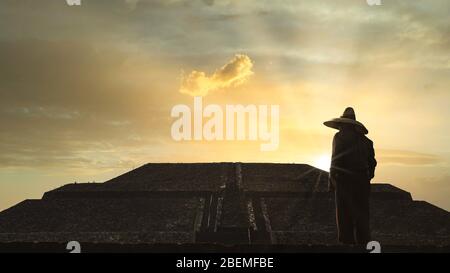 uomo che guarda sulla piramide del sole in teotihuacan messico Foto Stock