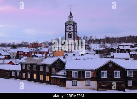 La storica città mineraria di Røros con la chiesa Bergstadens Ziir in inverno, Norvegia. Foto Stock