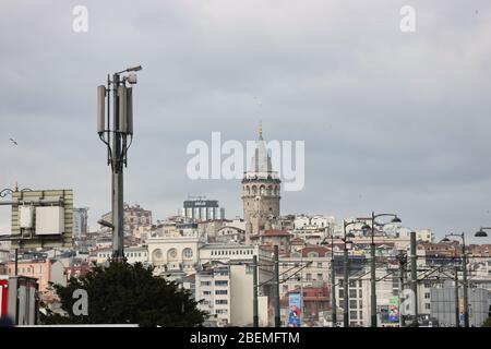 Primo piano della torre di galata con il tempo nuvoloso. A sinistra si trova la base del telefono. La foto è stata scattata in inverno. Foto Stock