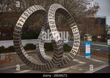 Christchurch, Nuova Zelanda - 10 giugno 2017: Scultura d'arte che passa il tempo da Anton Parsons all'angolo di St Asaph e Madras Street, Christchurch. THI Foto Stock