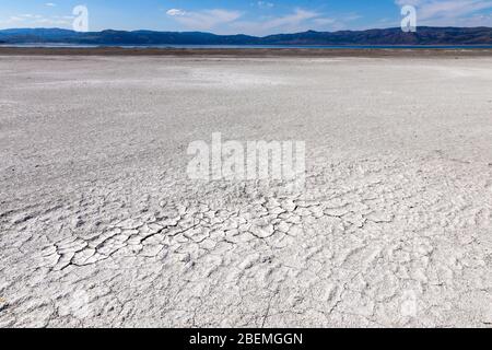 Vista dal lago di Salda. Il lago Salda è un lago cratere di medie dimensioni nella Turchia sud-occidentale, all'interno del distretto di Yesilova, Burdur. Foto Stock