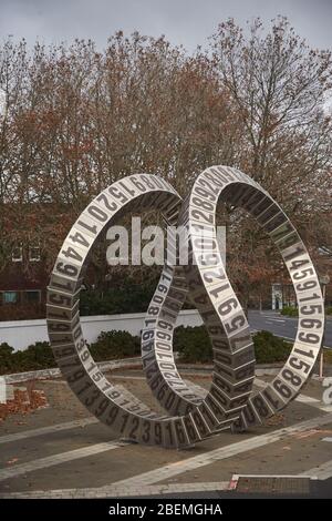 Christchurch, Nuova Zelanda - 10 giugno 2017: Scultura d'arte che passa il tempo da Anton Parsons all'angolo di St Asaph e Madras Street, Christchurch. THI Foto Stock