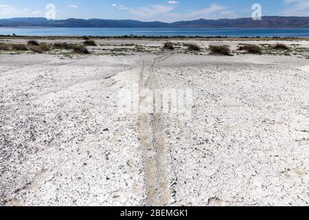 Vista dal lago di Salda. Il lago Salda è un lago cratere di medie dimensioni nella Turchia sud-occidentale, all'interno del distretto di Yesilova, Burdur. Foto Stock