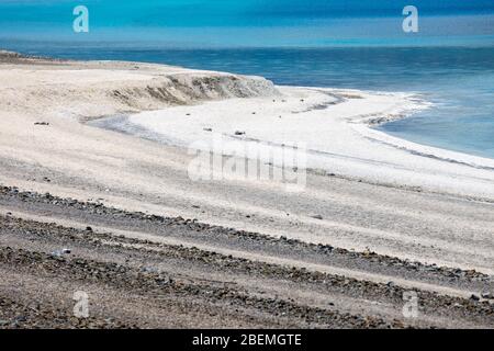 Vista dal lago di Salda. Il lago Salda è un lago cratere di medie dimensioni nella Turchia sud-occidentale, all'interno del distretto di Yesilova, Burdur. Foto Stock