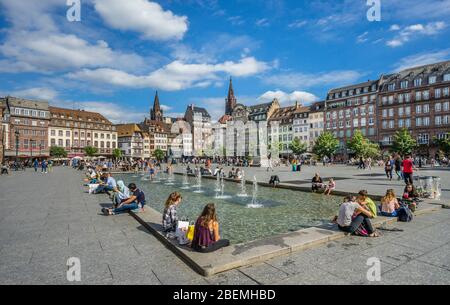 Place Kléber, la piazza più grande al centro della città di Strasburgo, nel cuore della zona commerciale della città, Strasburgo, Alsazia, regione Grand Foto Stock