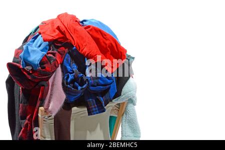 Scatto orizzontale di un cesto di biancheria sovrafarcito isolato su bianco con spazio copia del lato destro dell'immagine. Foto Stock