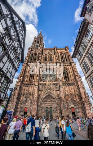 La facciata ovest della Cattedrale di Strasburgo façade, vista da Rue Mercière, Strasburgo, Alsazia, Francia Foto Stock