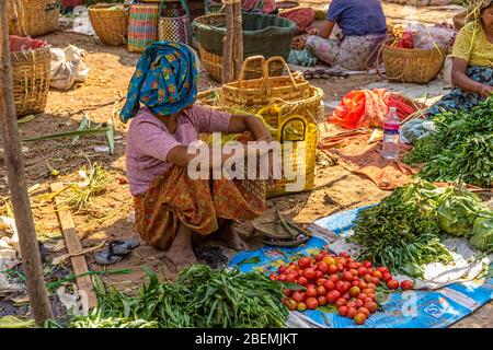vendita di verdure al mercato locale Foto Stock