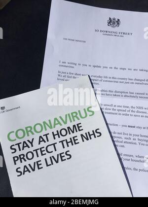 Divancing sociale, Londra, UK - 08/04/2020: Coronavirus covid-19 lettera del primo ministro di Boris Johnson inviata alle case britanniche con consigli pandemici Foto Stock