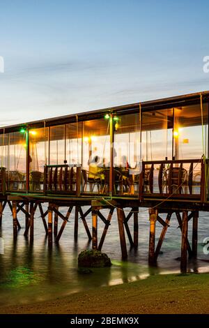 Ponte del Ristorante Ostradamus, presso la spiaggia di Ribeirao da Ilha. Florianopolis, Santa Catarina, Brasile. Foto Stock