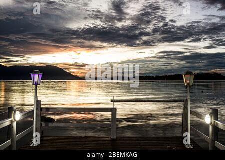 Lampade su un ponte a Ribeirao da Ilha Beach al crepuscolo. Florianopolis, Santa Catarina, Brasile. Foto Stock