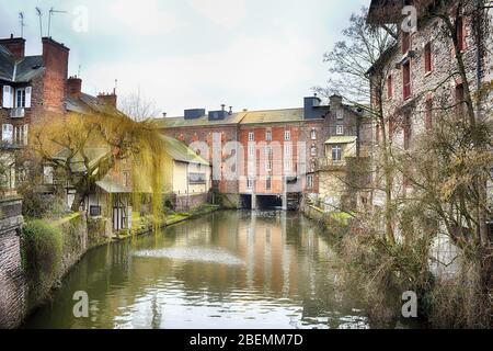 Mulino ad acqua a Rennes, Francia, con architettura tipica francese Foto Stock