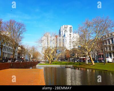 edificio moderno di rotterdam e grattacieli dall'esterno tra giardini in olanda primavera Foto Stock