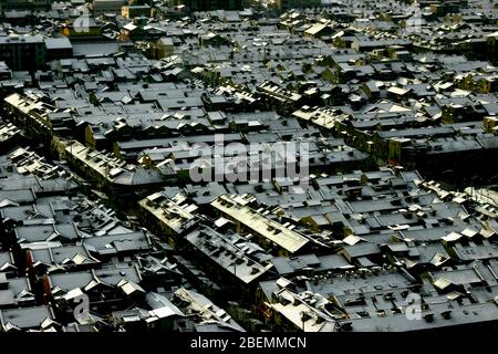 Inverno a Shanghai. Neve leggera sui tetti delle vecchie case Shikumen nel centro di Puxi. Shanghai, Cina. Foto Stock