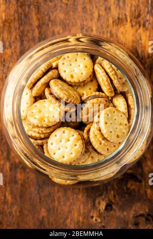 Mini biscotti panna sandwich in vaso. Vista dall'alto. Foto Stock