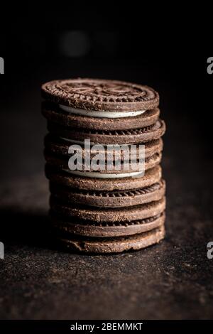 Biscotti panna scura su tavolo nero. Foto Stock