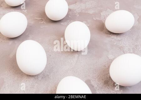 Uova di Pasqua bianche su tavolo di marmo grigio. Foto Stock