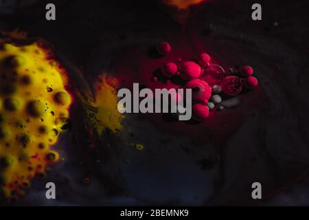 Astrazione del colore. Macro fotografia creativa di bolle in liquido. Foto Stock