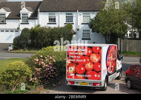 Un furgone Tesco per la consegna di generi alimentari fuori casa che ha consegnato generi alimentari Foto Stock