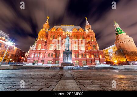 Il monumento del Maresciallo dell'Unione Sovietica G. K. Zhukov e il Museo storico di Stato, a Mosca Russia durante la notte d'inverno Foto Stock