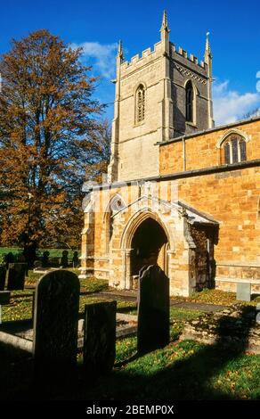 Chiesa torre e l'ingresso della chiesa di Santa Maria, Ashby Folville con cielo blu sopra, Leicestershire, Inghilterra, Regno Unito Foto Stock