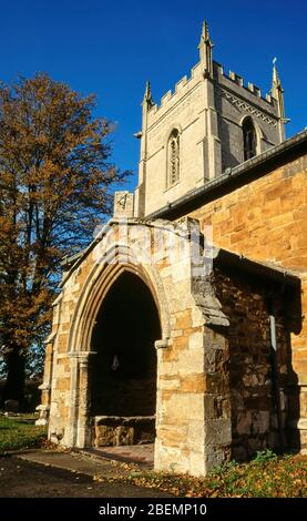 Chiesa torre e l'ingresso della chiesa di Santa Maria, Ashby Folville con cielo blu sopra, Leicestershire, Inghilterra, Regno Unito Foto Stock